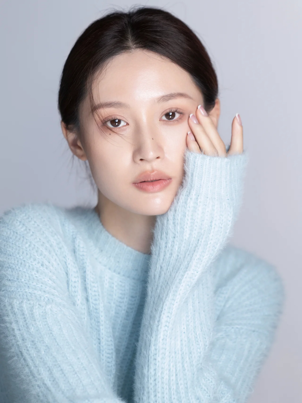 高级感肖像回归本真的极简主义  高级的冷色调下用情绪去引导除去色彩