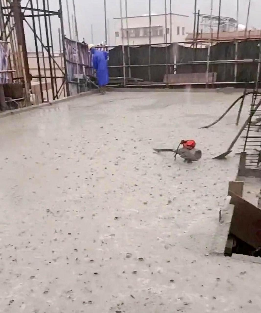 遇到混凝土浇筑时下大雨的情况,应该采取什么措施?