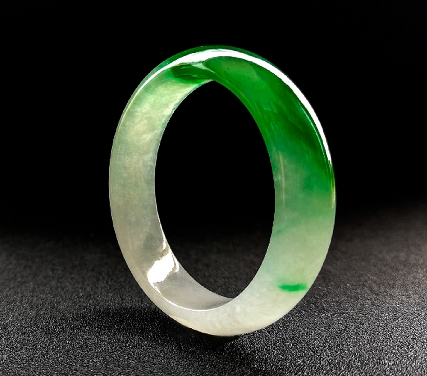 点击头像看直播# #翡翠珠宝# 翡翠的美,继承了自古以来玉石所表现