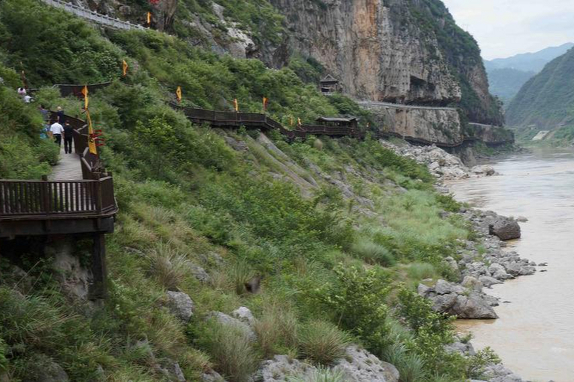 广元明月峡:是一个神奇的峡谷,它融合了鸟道,栈道,纤夫道,水道,公路和