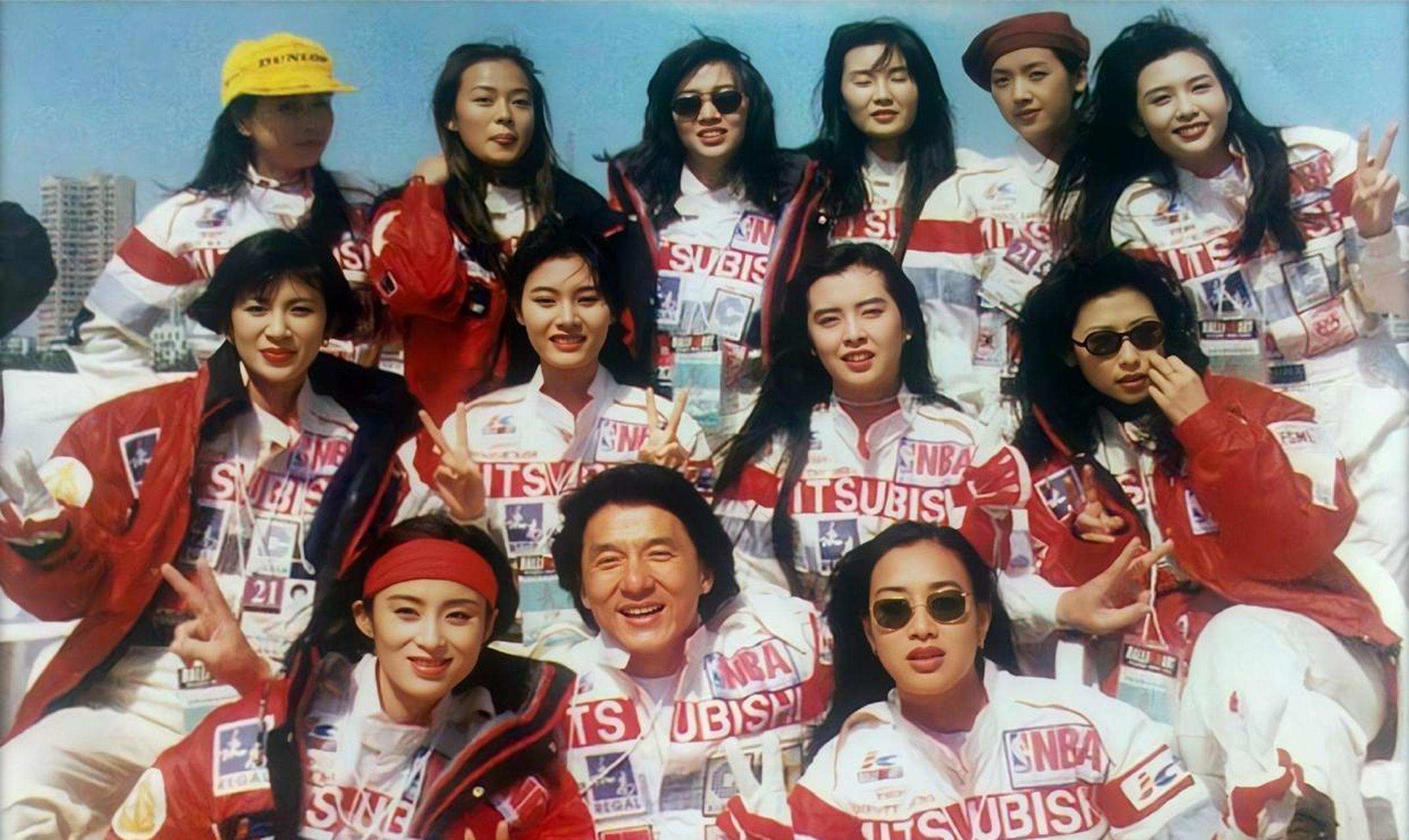 成龙和90年代的女神们 前排左起:张敏,成龙,钟丽缇;第二排左起:吴君如