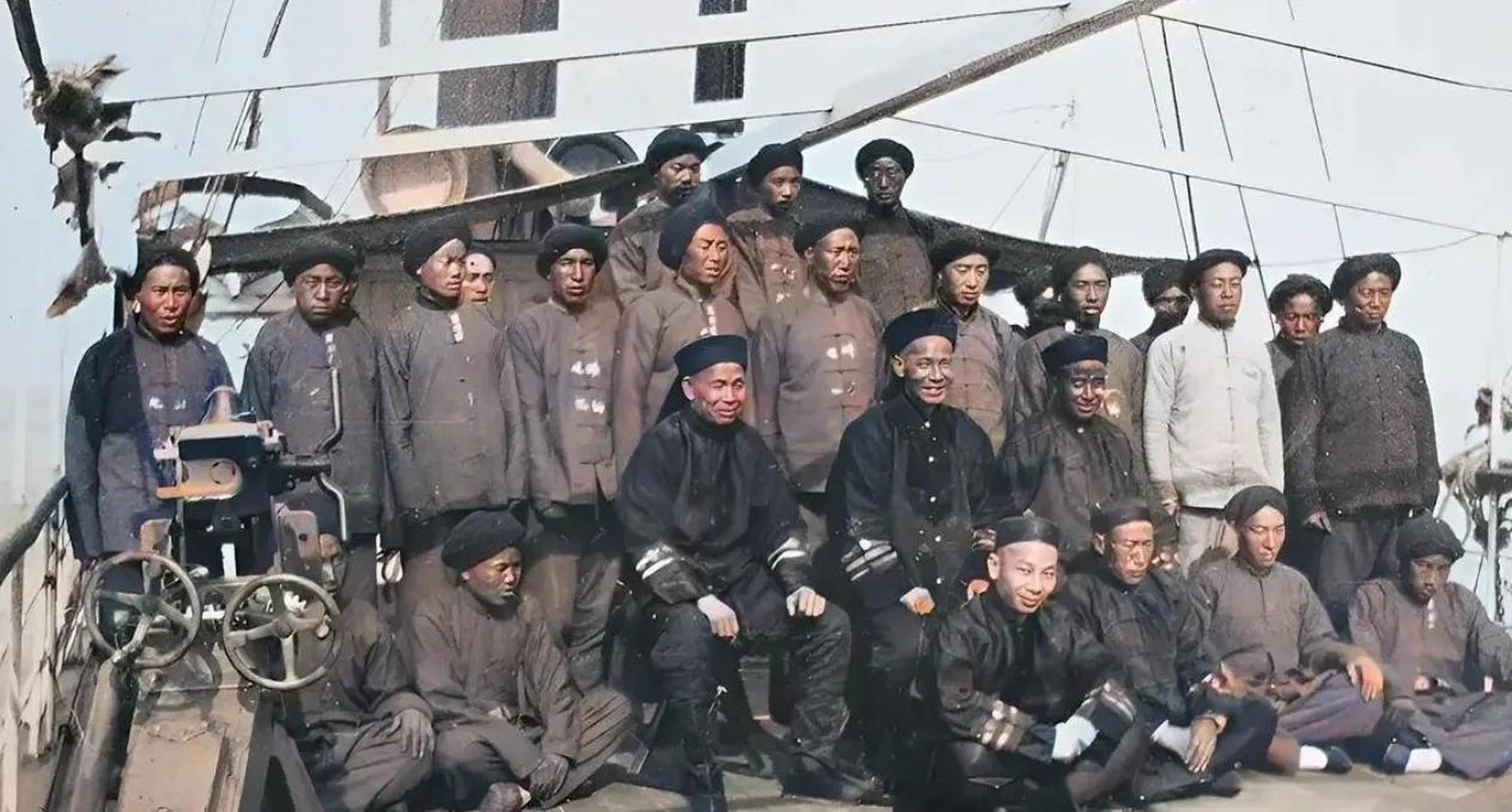1894年,中国北洋水师海军士兵在一张合影照中表现出沉重的心情,他们