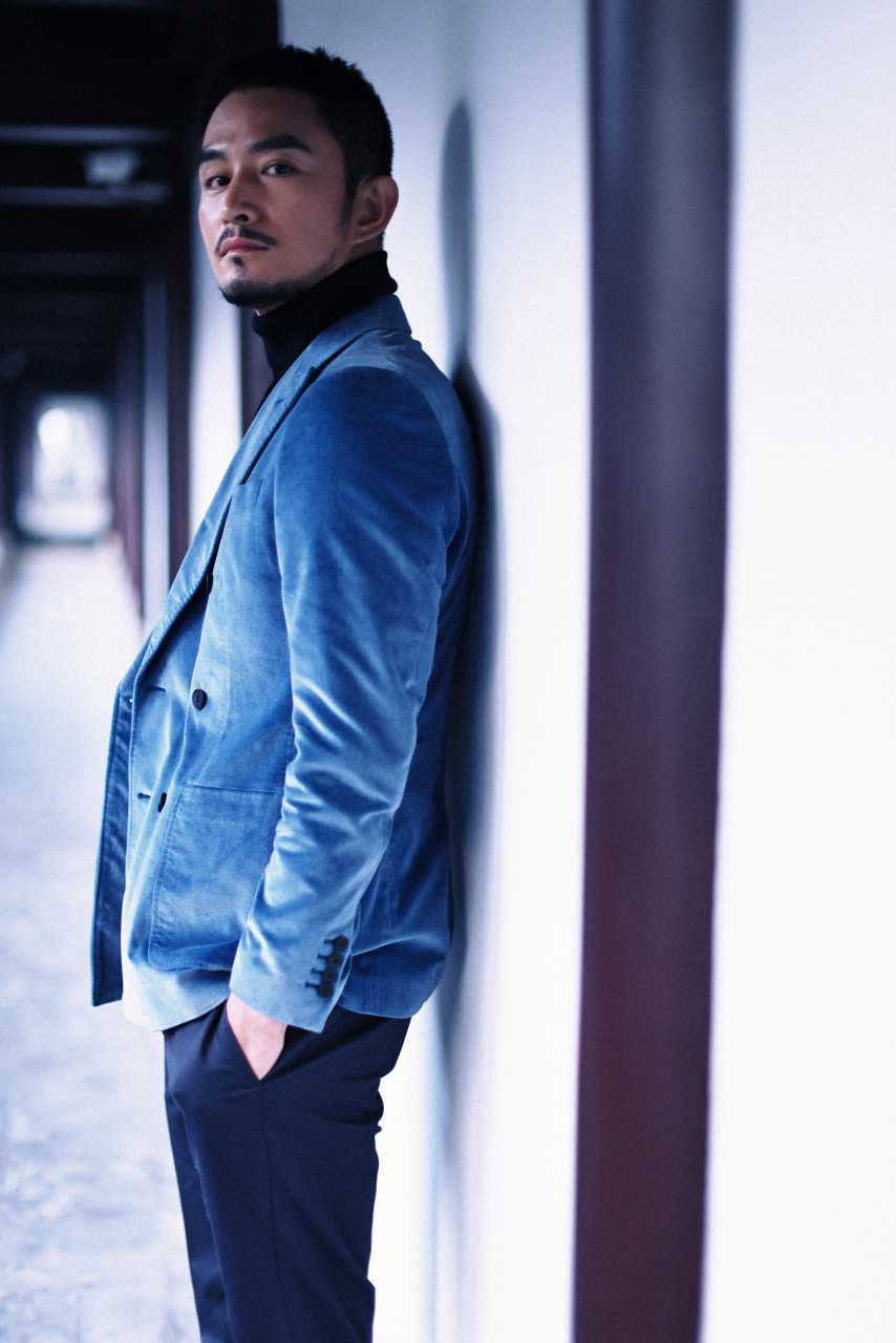 演员张晓晨身穿giovanni valentino高定西服 演绎率性风采 自在廓形