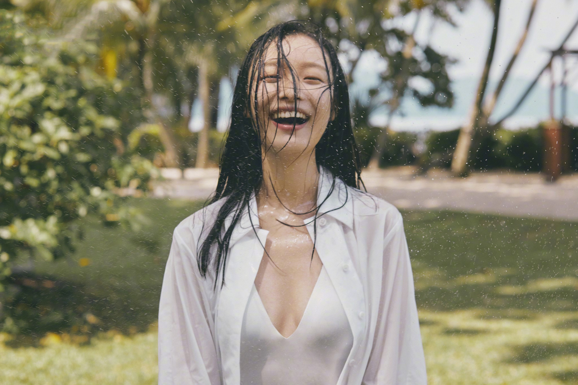 每日娱乐播报#  #娱乐# #时尚#倪妮在夏天的海边散步,这是非常流行的