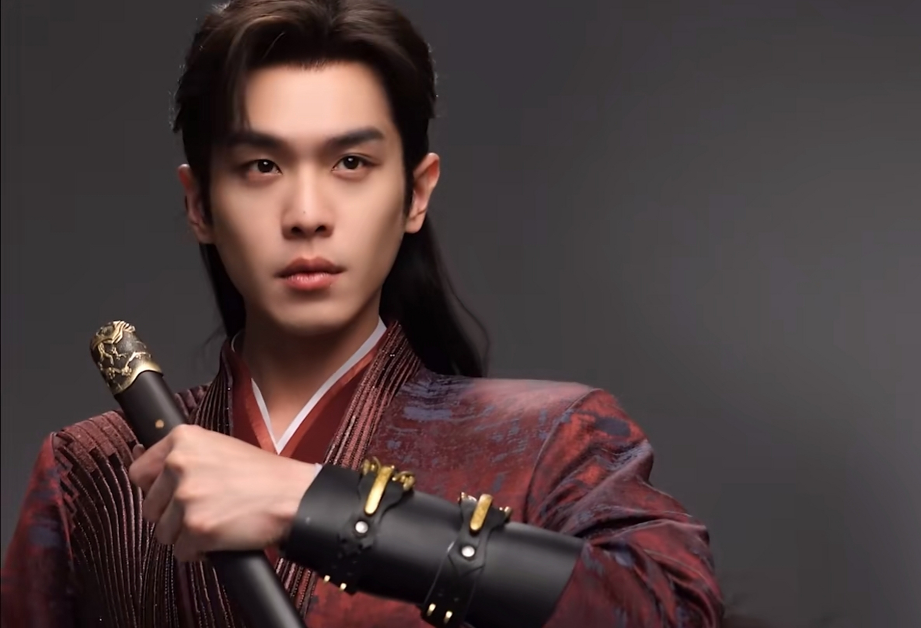 10月17日,《庆余年2》官宣杀青,看到张若昀的定妆照,终于明白他为什么