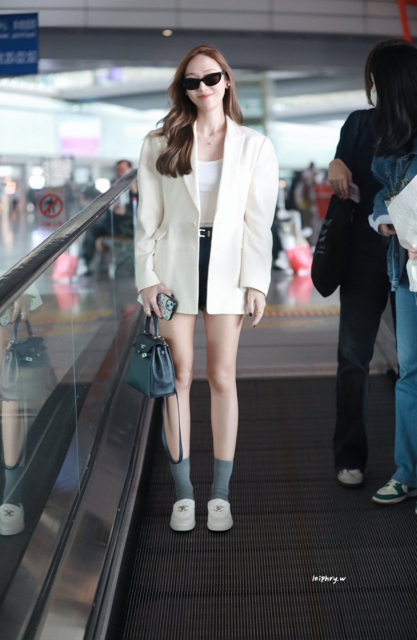 郑秀妍机场街拍,姐的干净优雅是刻在骨子里的!