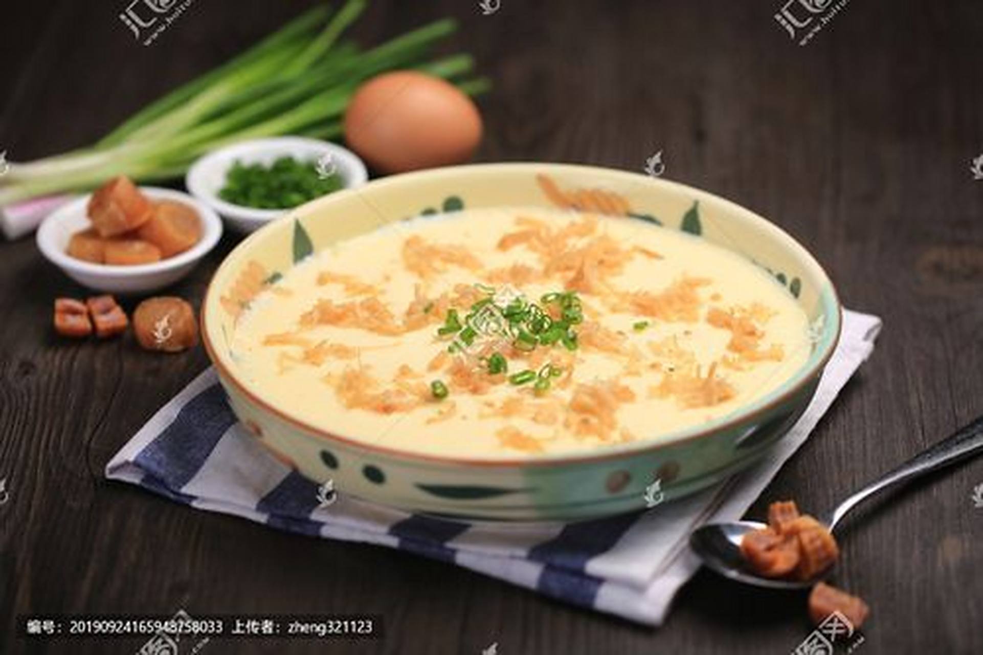 是一道中式的传统美食,以鲜美的瑶柱(干贝)为主要食材,结合鸡蛋蒸制而