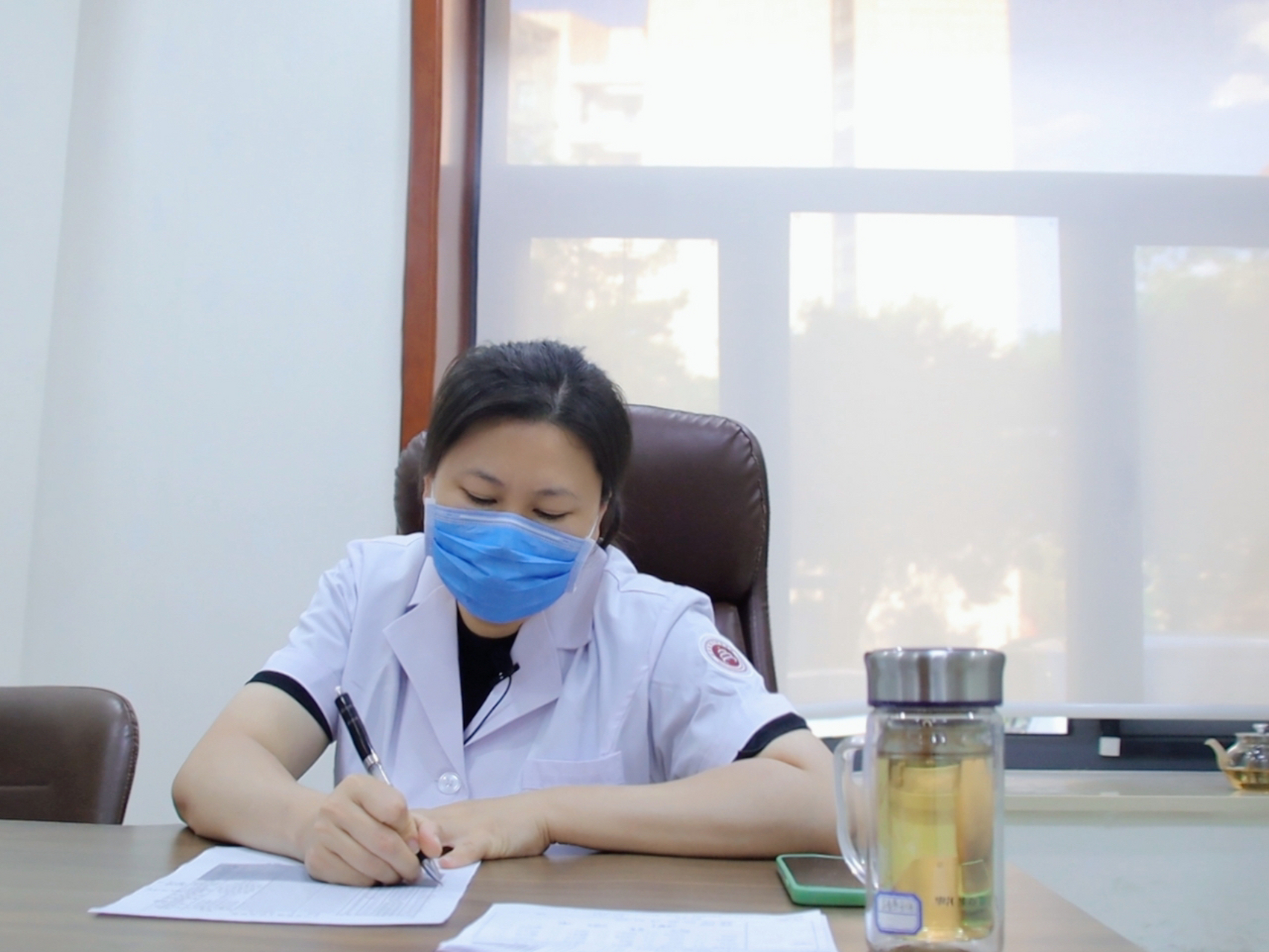 我是吴春燕,一个看皮肤病的医生.