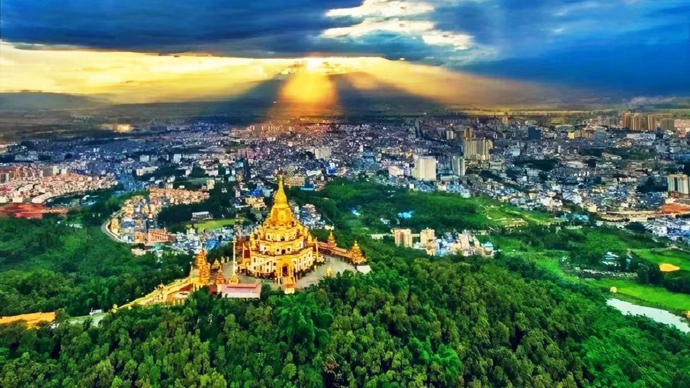 云南普洱市,被誉为"世界茶源""中国茶城""普洱茶都";普洱则被称为"茶