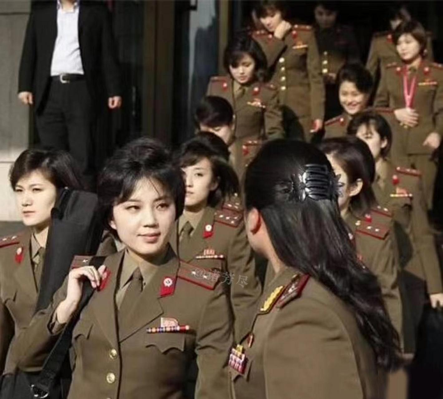 朝鲜部队文工团的女兵,颜值看上去都很高,很有气质的样子