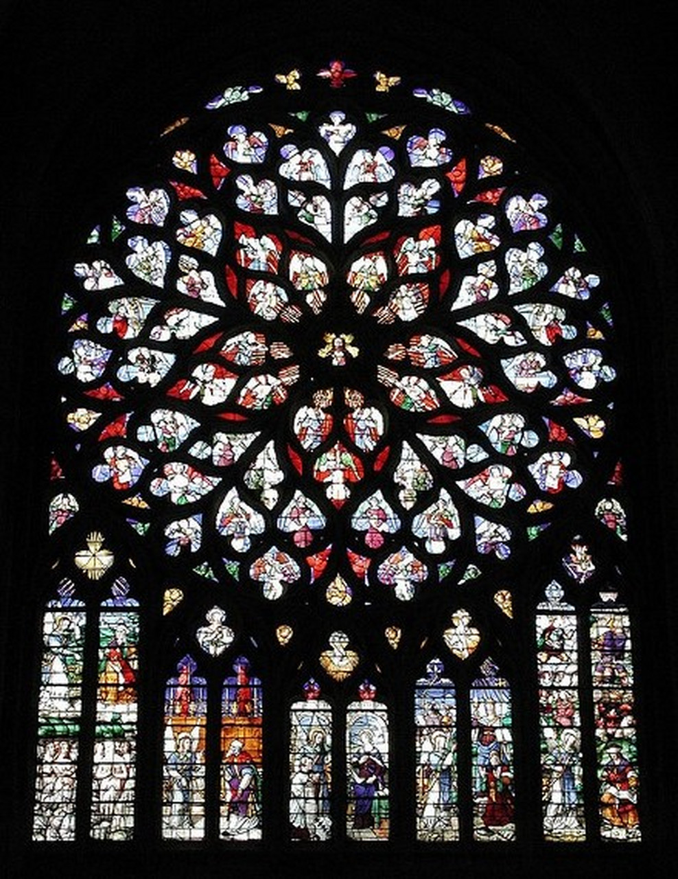 也称玫瑰花窗,为哥特式建筑的特色之一,指