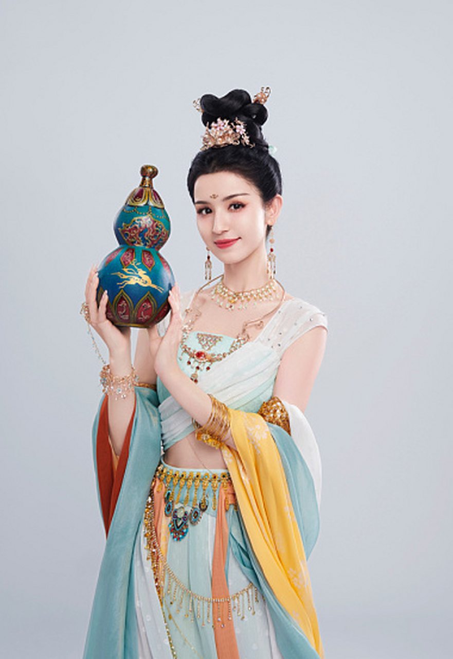 哈妮克孜敦煌风造型惊艳网友,一袭长裙仙气飘飘  哈妮克孜身穿一袭