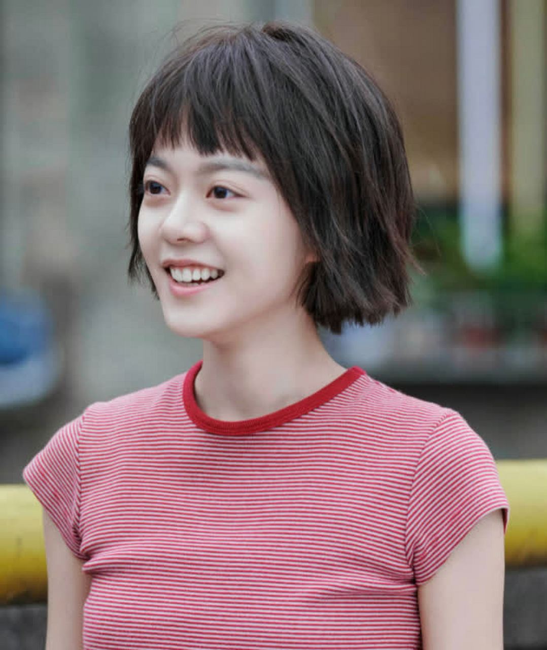 赵今麦对妆容似乎从来不挑剔,这样的短发她也能轻松驾驭