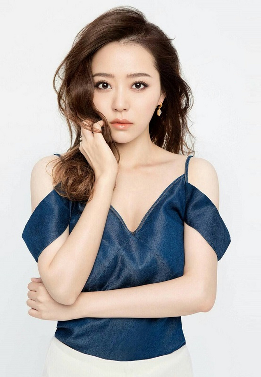 张靓颖#   《长风渡》主题曲《轻轻》是有着海豚音的张靓颖演唱 ,,"