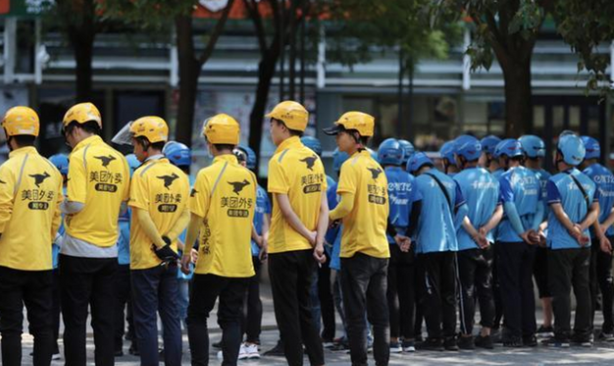 失业大军涌入外卖 骑手收入腰斩 最近,有不少失业大军涌入了外卖行业