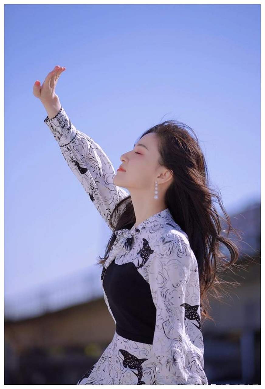 中央戏剧学院96年美女演员梁婧娴迷人美照,很漂亮