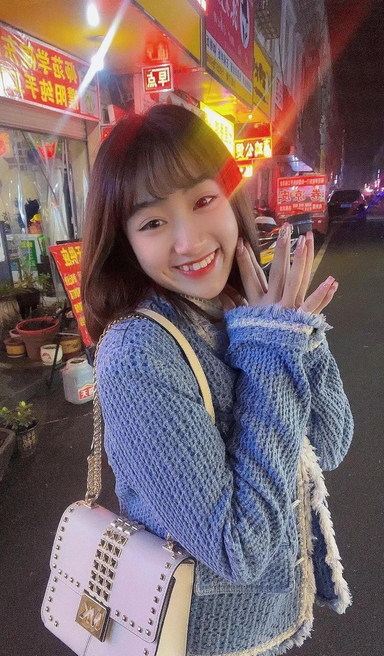 越南姑娘阿荷在中国的快乐时光[大笑] 希望荷妹妹家人们周末愉快,每天