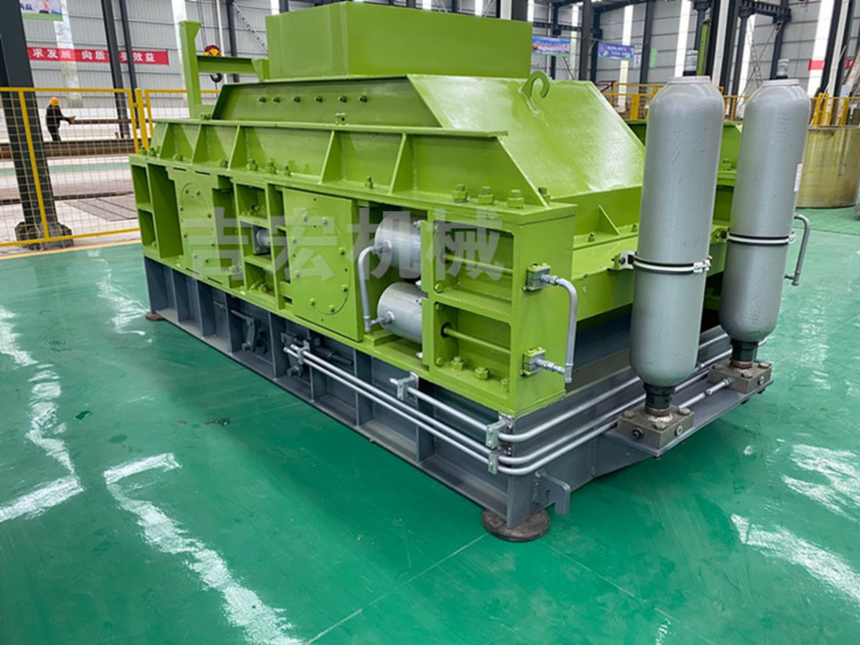 吉宏大型全液压对辊制砂机# 大型液压对辊制砂机主要是采用三角带或