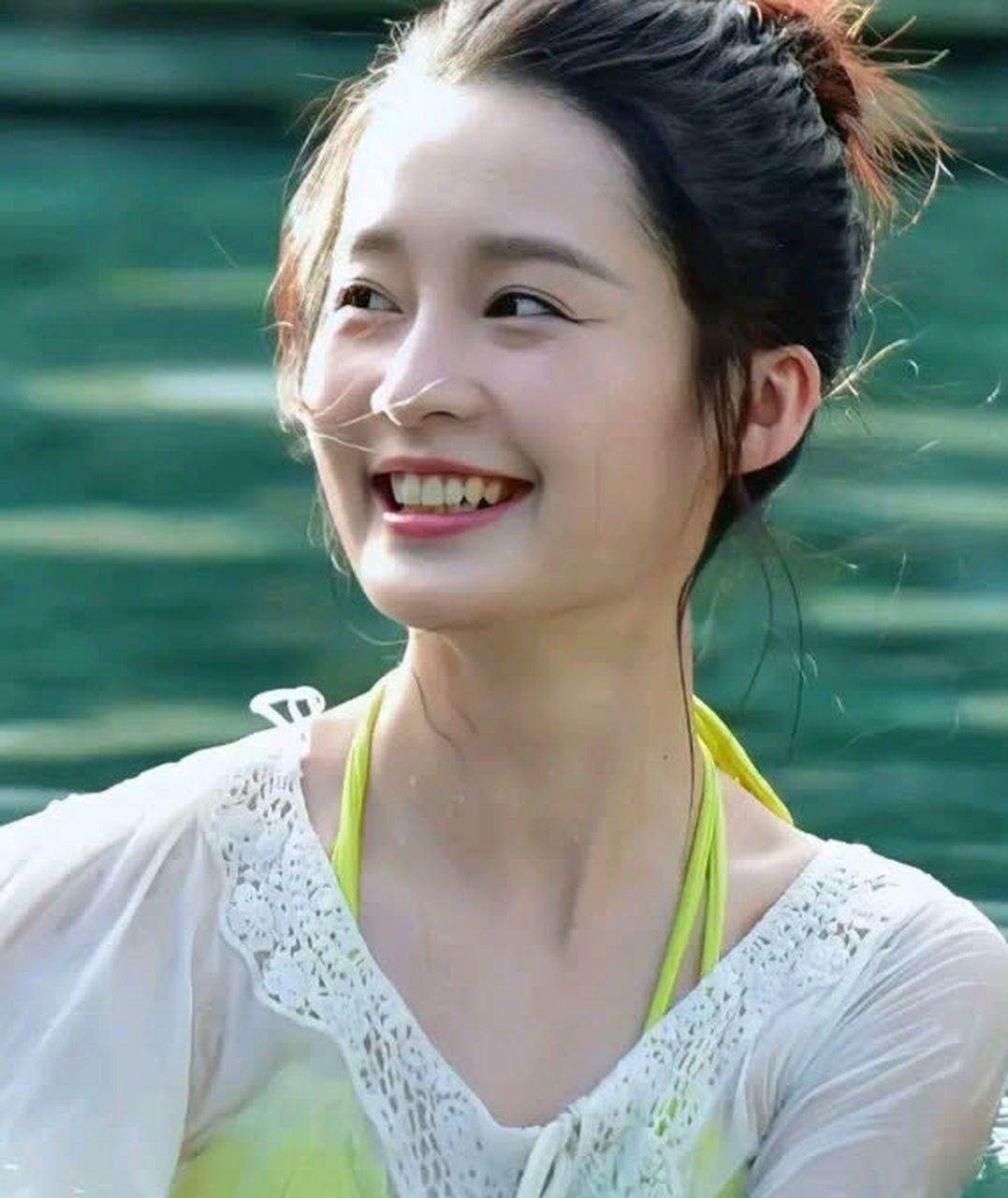 精致,调皮,可爱,李沁的泳装照太迷人了!  ![滑稽]