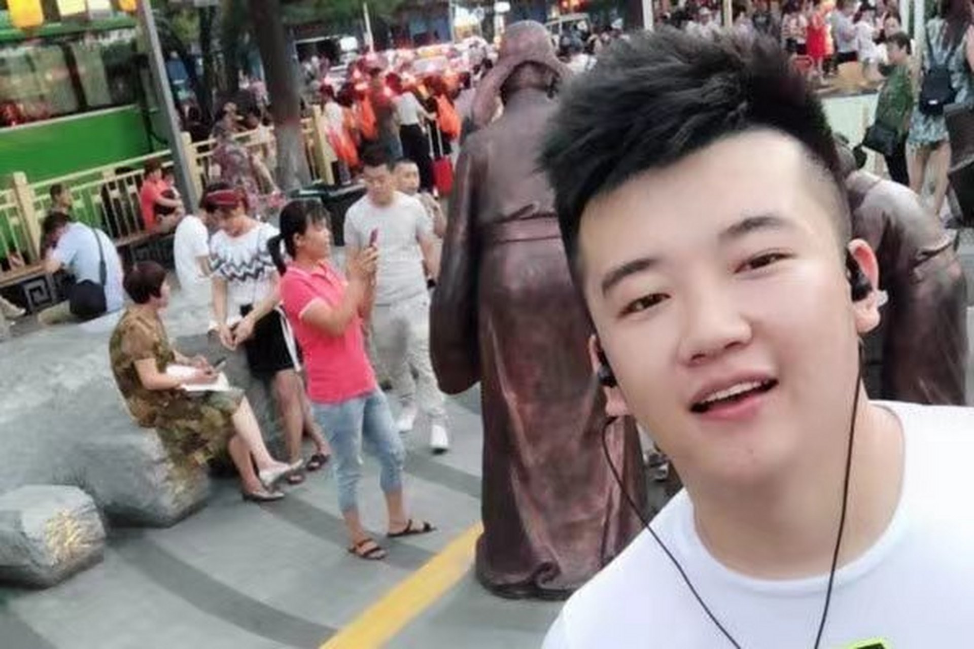 红豆加入木森团队是因为他们进行了合作,一起进来销售商品,而且木森和