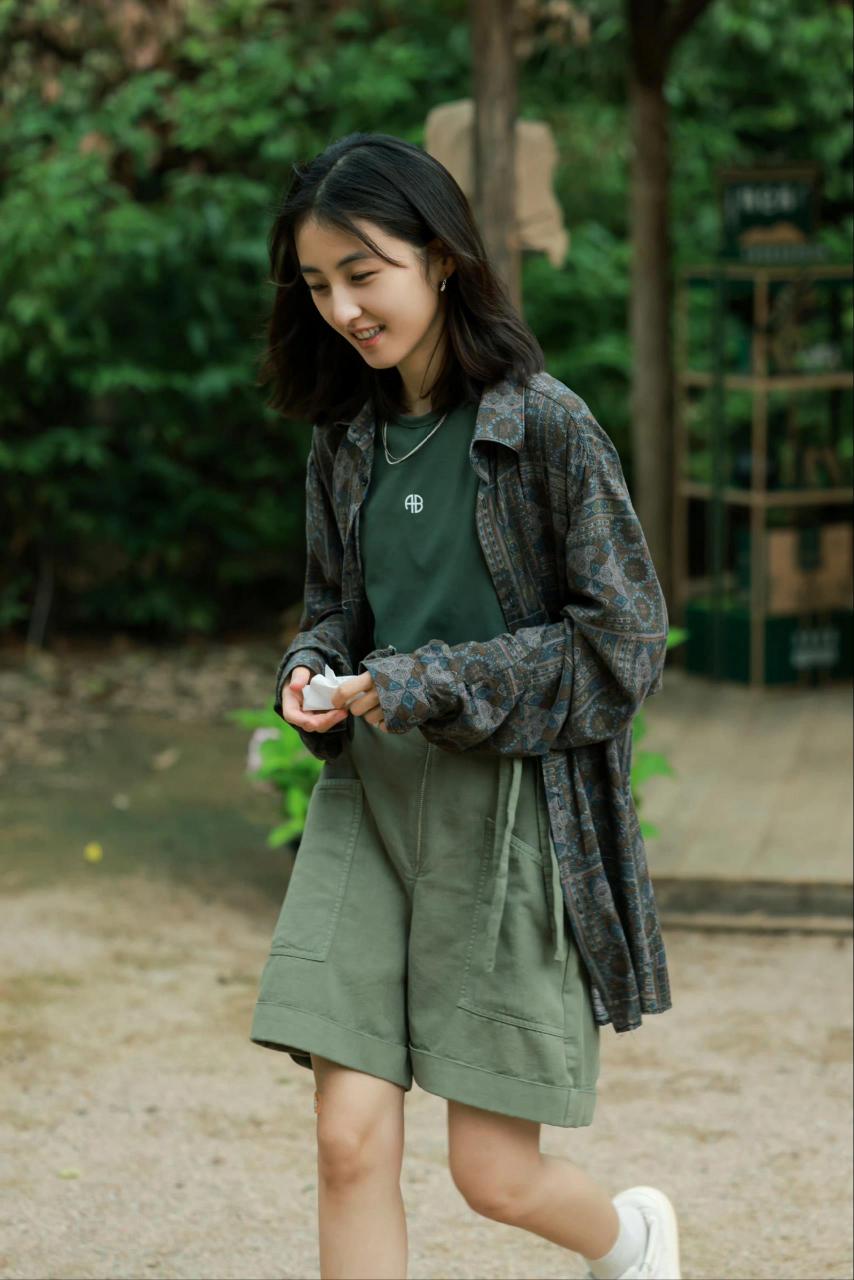 张子枫向往的生活穿搭合集～ 明星同款穿搭分享 张子枫录制综艺《向往