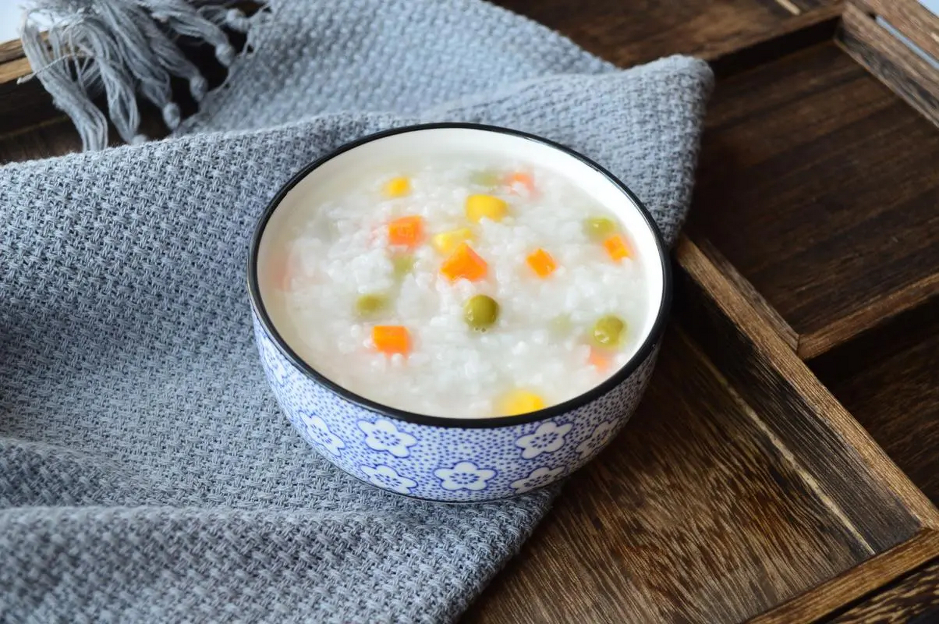 3款健脾养胃粥,孩子脾胃好,吃得香,身体壮   02  1,苹果薏米粥  将