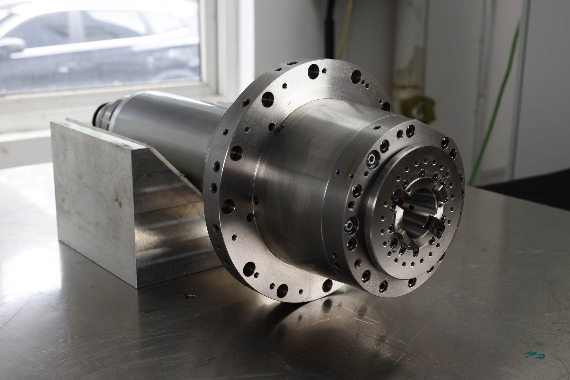 电主轴的维修方法及注意事项 #主轴维修# 一, 拆卸前后端盖,前后螺母