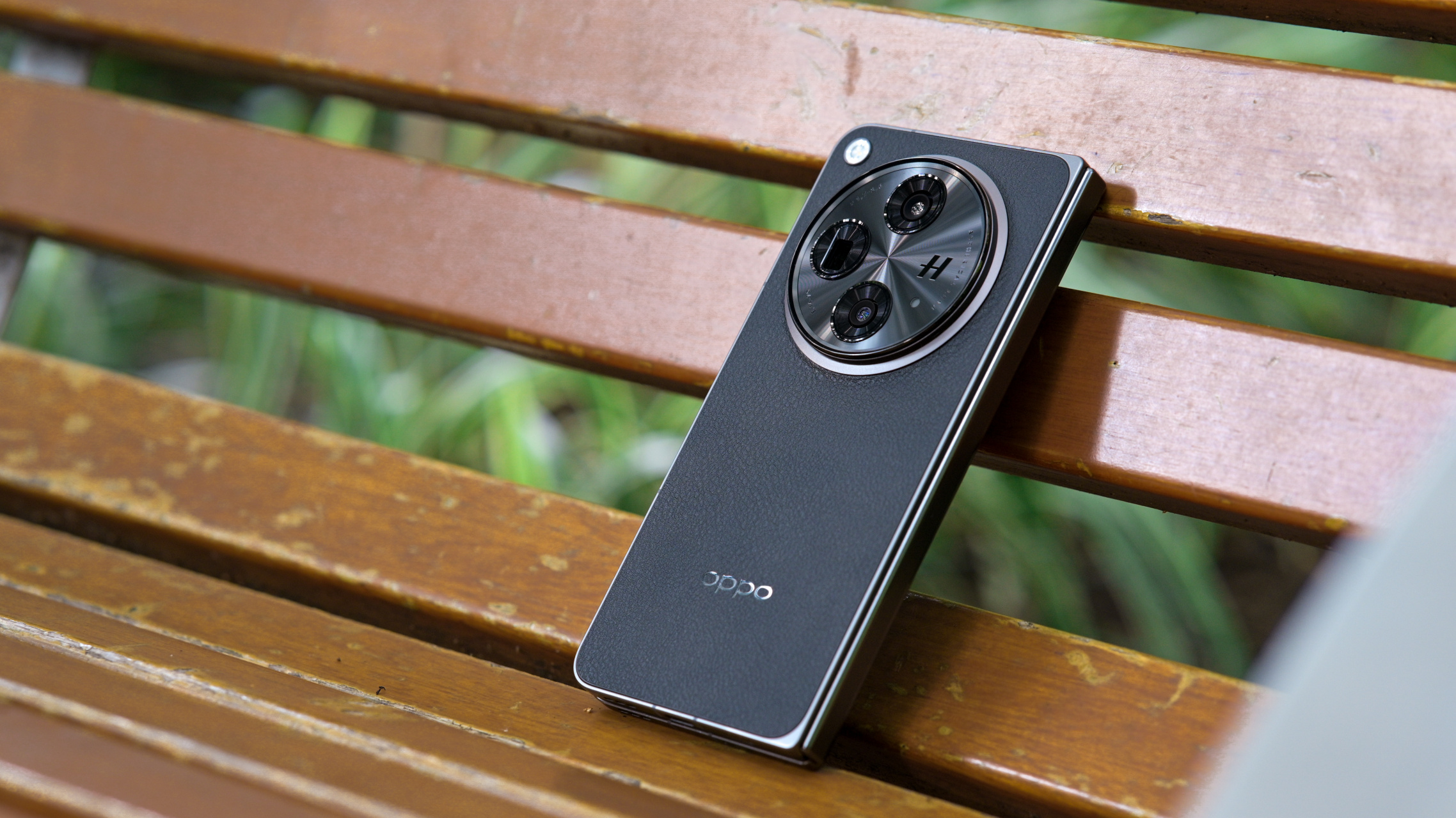 我个人还是挺喜欢oppo find n3的外观设计,这一代不再是"矮胖子",而且