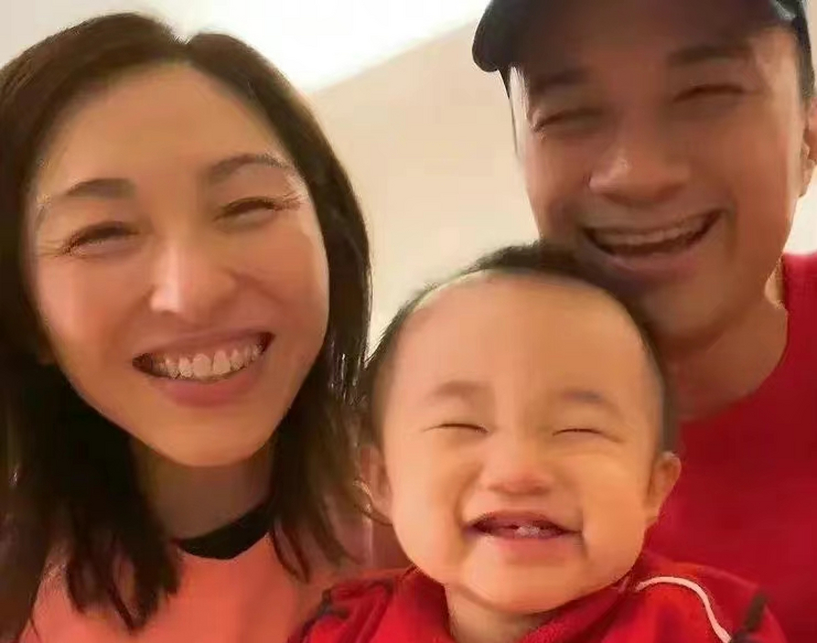 没想到古巨基51岁了,儿子才3岁,老婆陈韵晴是在51岁