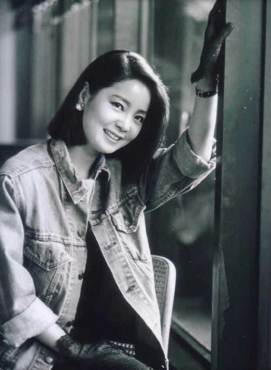 1984的邓丽君,脸蛋满满的都是胶原蛋白,真美,一代女神!