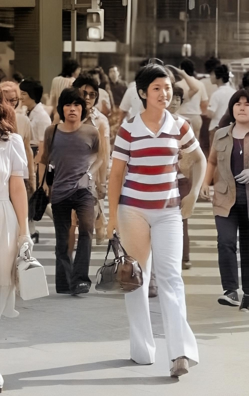 1974年,伊朗首都德黑兰,波斯美女的罩袍下有一种神秘的美,尤其是进口