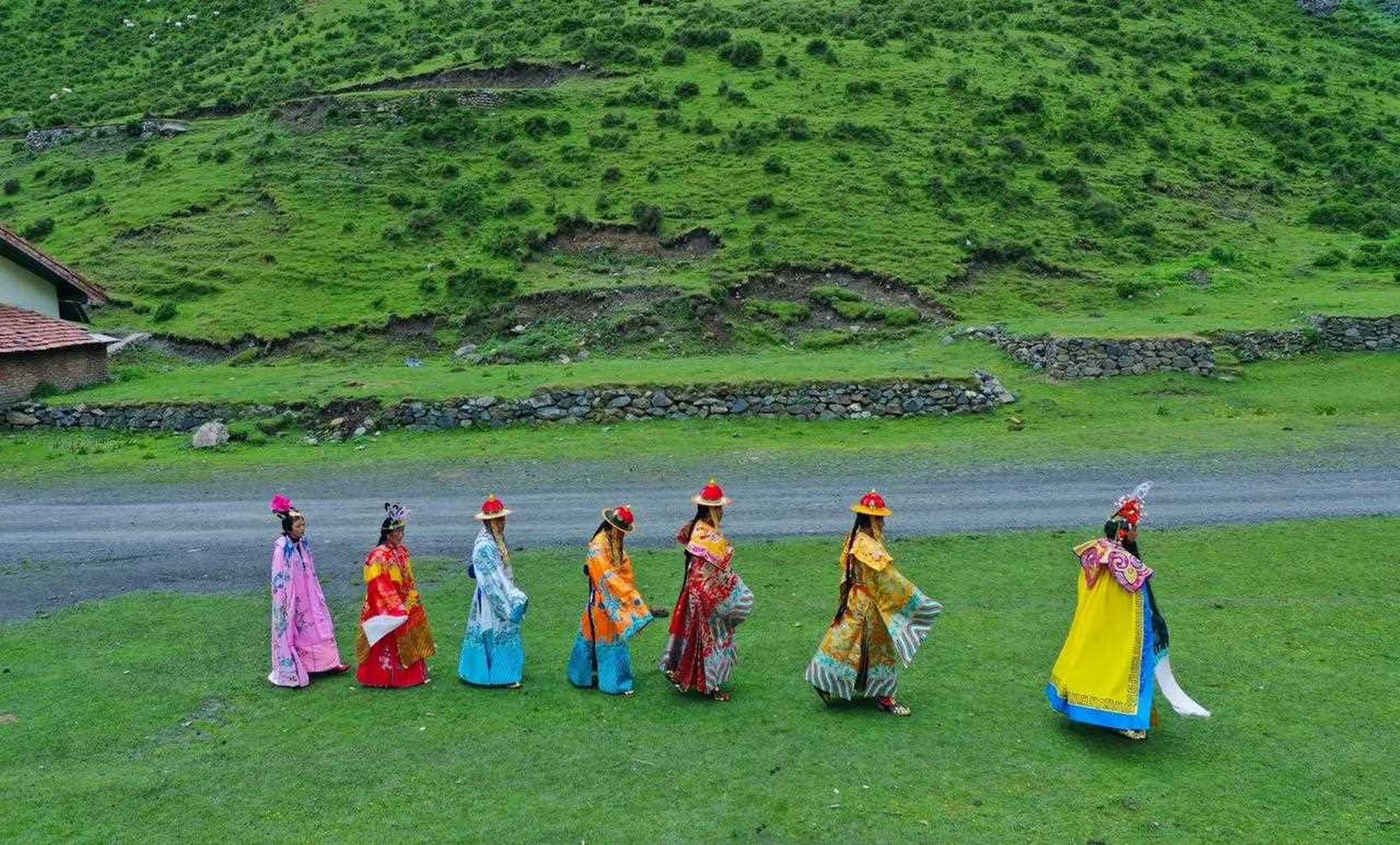 藏戏《智美更登》剧照.[不高兴]