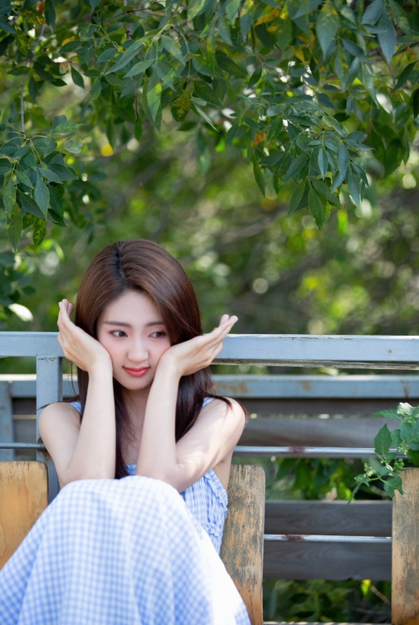 白皙水嫩肌肤,明艳动人,少女感十足.