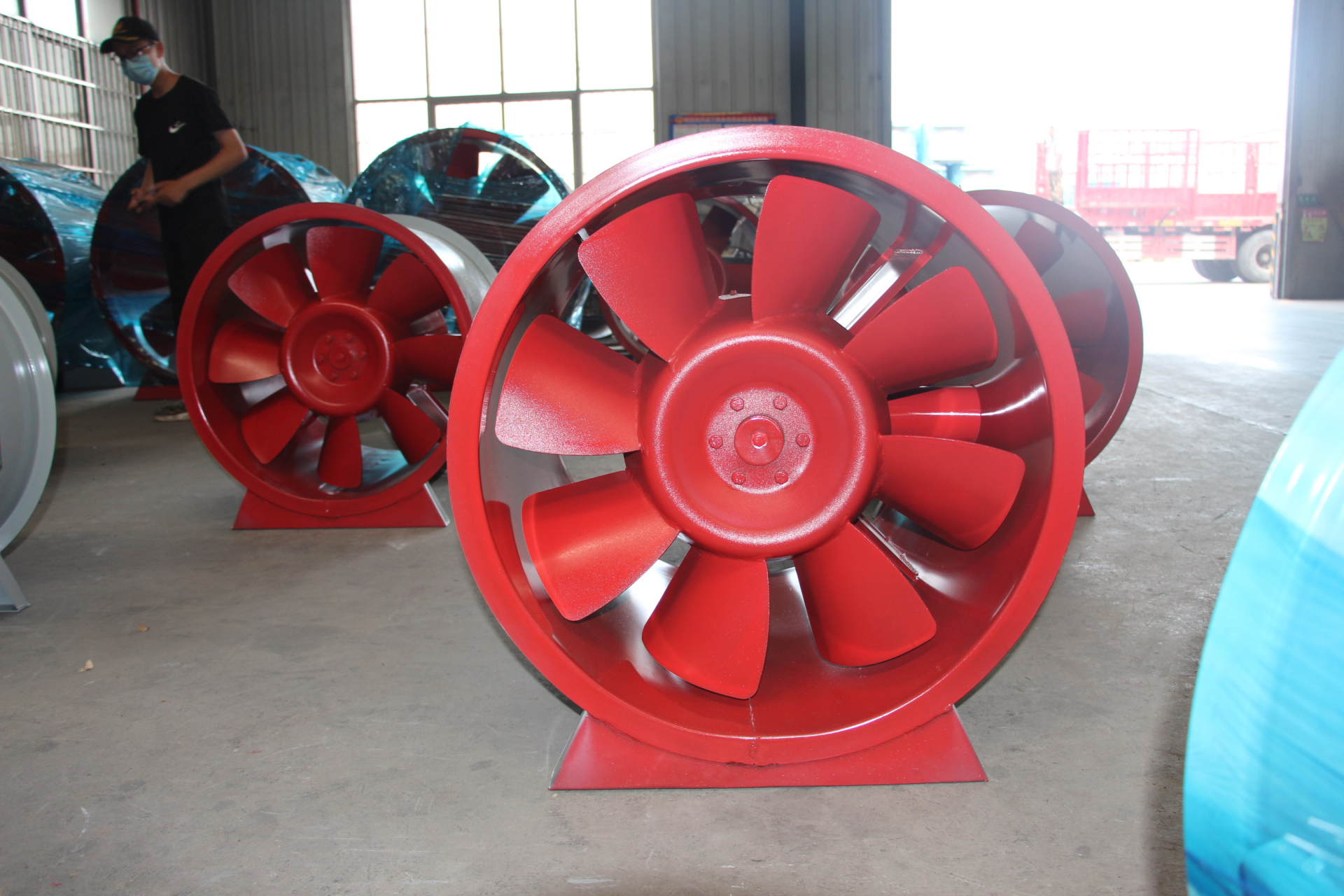 正压送风机一般装于建筑物顶,与各层的正压风阀联动