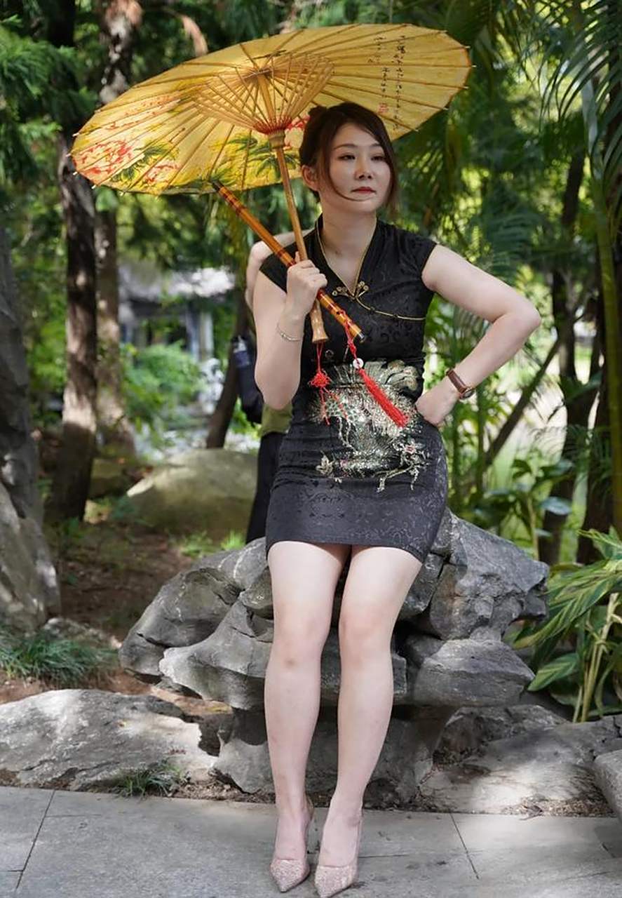 中国风穿旗袍的时尚熟女