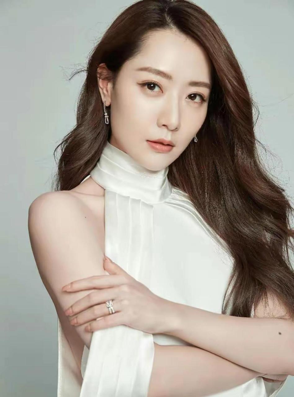 白冰,原名陈东,汉族,1986年5月出生于陕西省西安市,毕业于西北政法