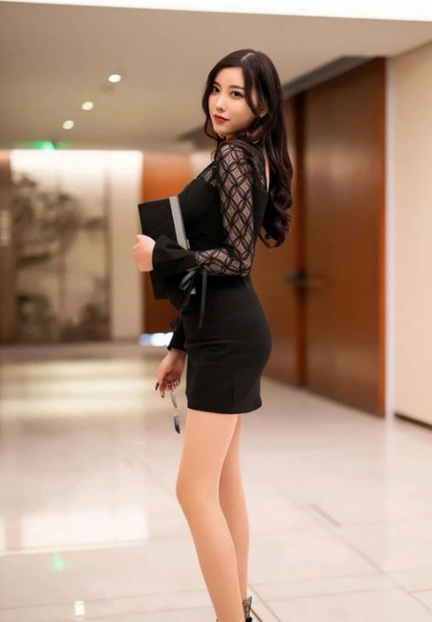 杨晨晨一袭黑色紧身包臀裙,身材丰满性感