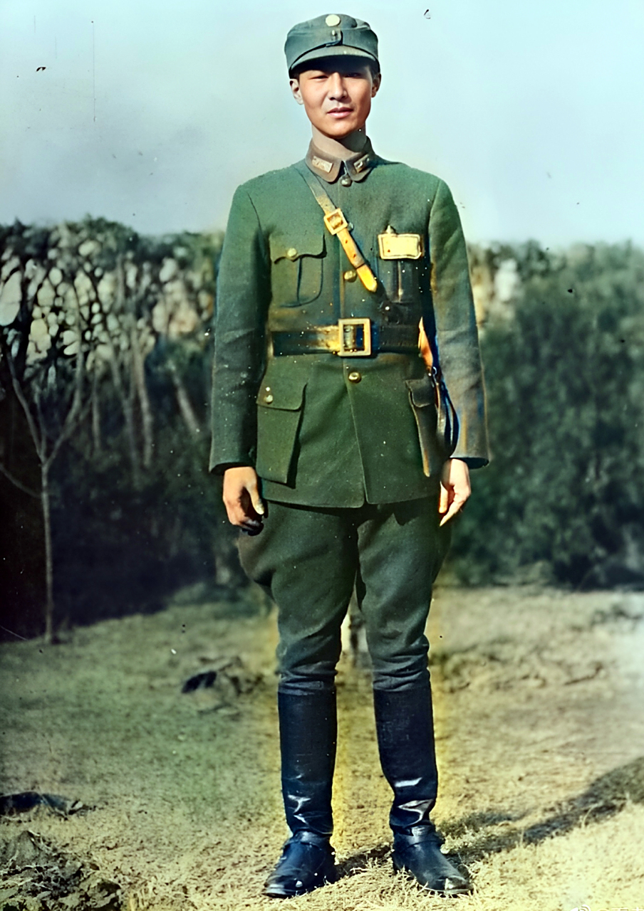 这位头戴军帽,身穿军装,脚蹬军靴的男子正是抗战名将区寿年.