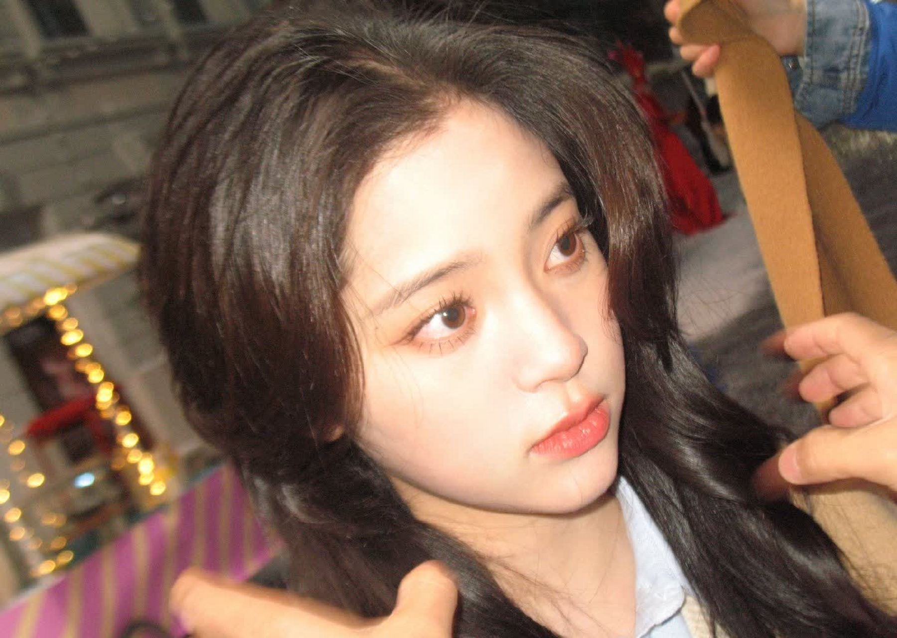 欧阳娜娜今天更新了一组冬天下雪的照片.