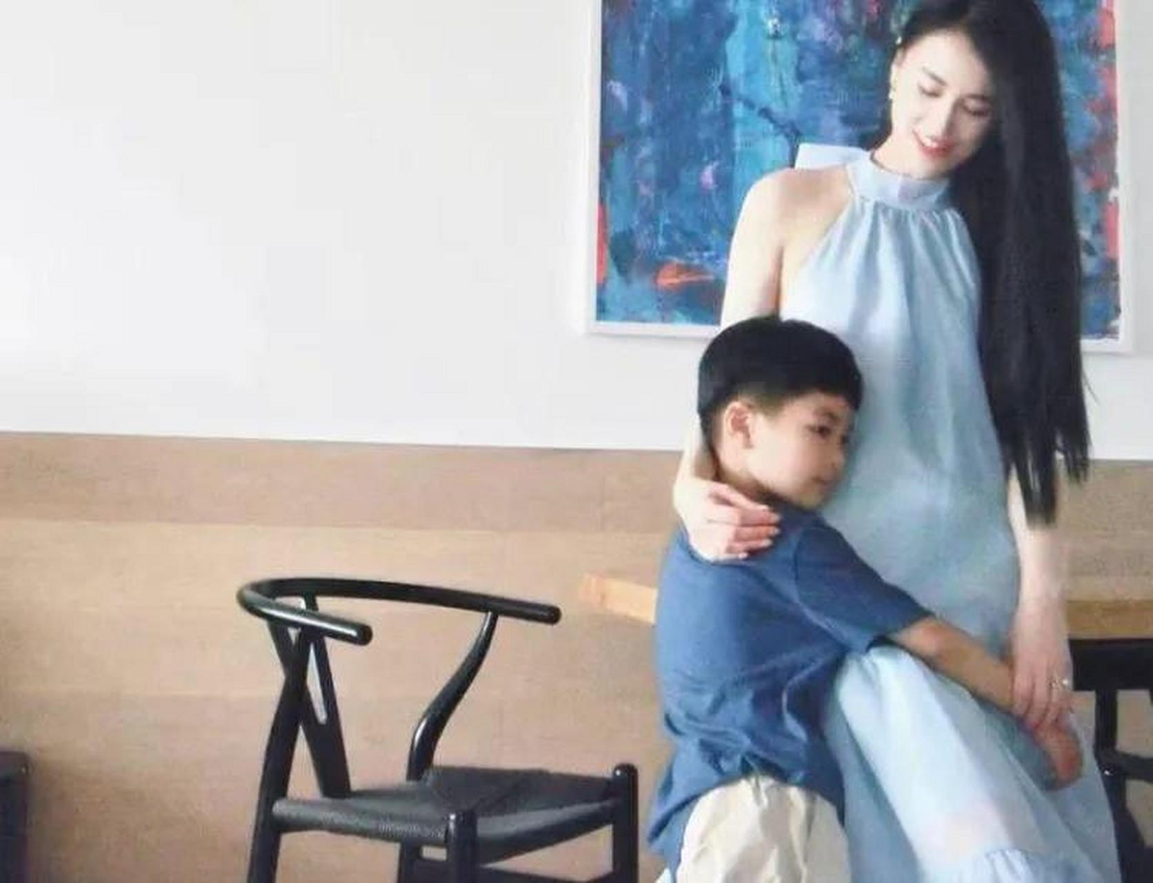 黄圣依怀孕三胎的好消息传来,让人们纷纷为她祝福.