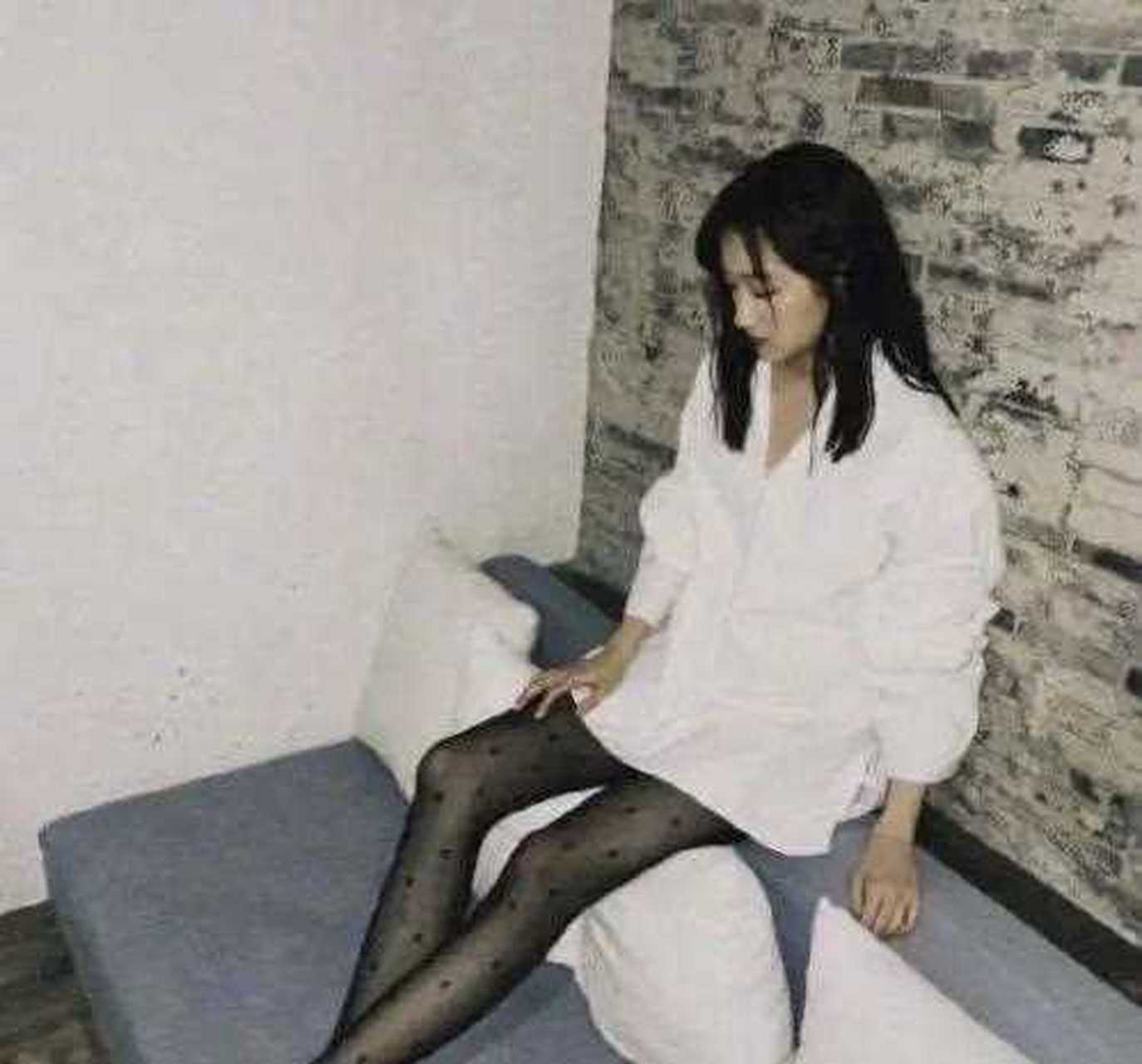 关晓彤过完22岁生日晒美照,她身穿男友款衬衫搭黑色波点丝袜,轻熟不失