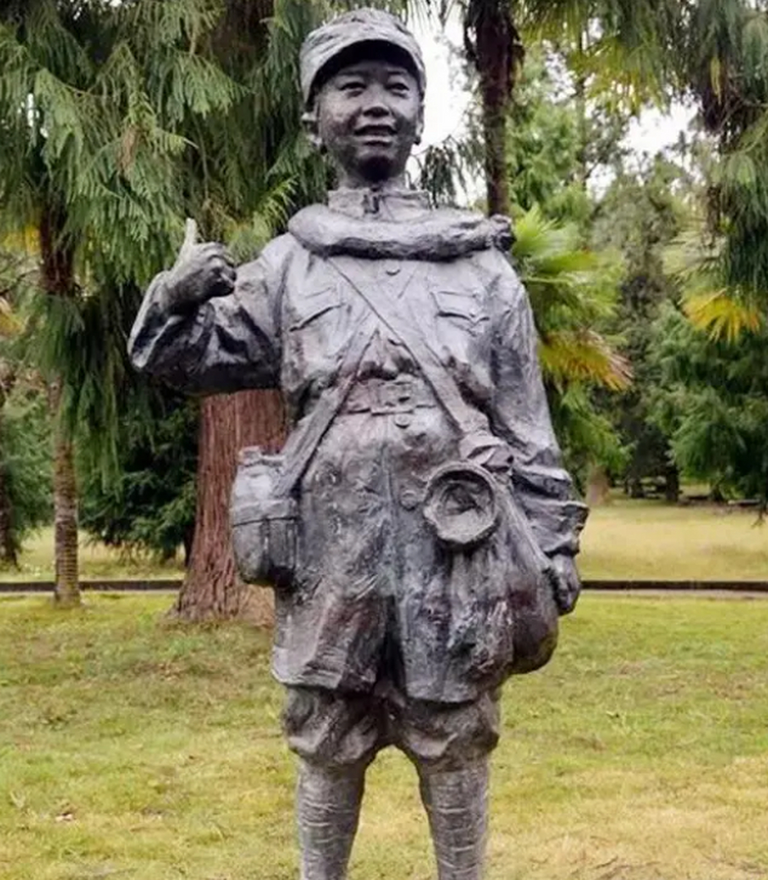 1944年11月,滇西大反攻开始,13岁的陈友礼响应"十万青年十万兵"的号召