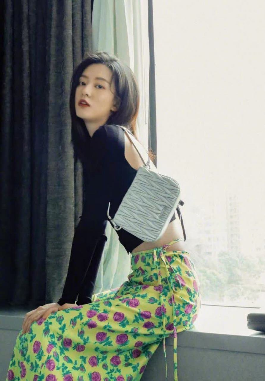 乔欣最新日常私服分享,撞色樱桃珍珠毛衣搭配牛仔裤,镂空背心设计搭配