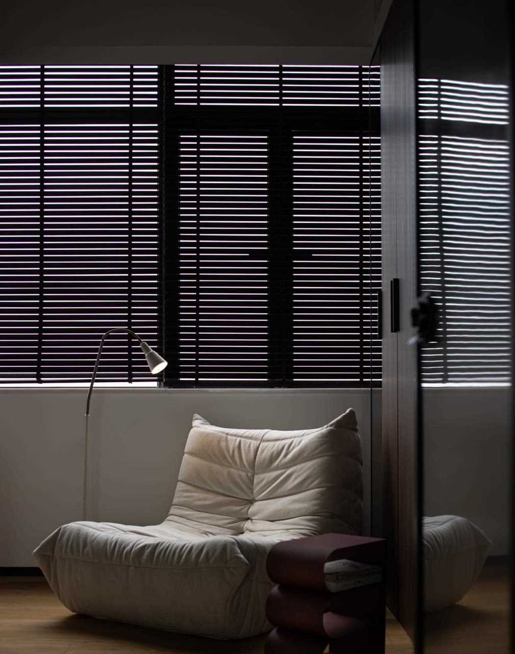 [抓狂] 黑色木质百叶窗,一开一合间,两种体验感觉[晕] 书房里静谧的一