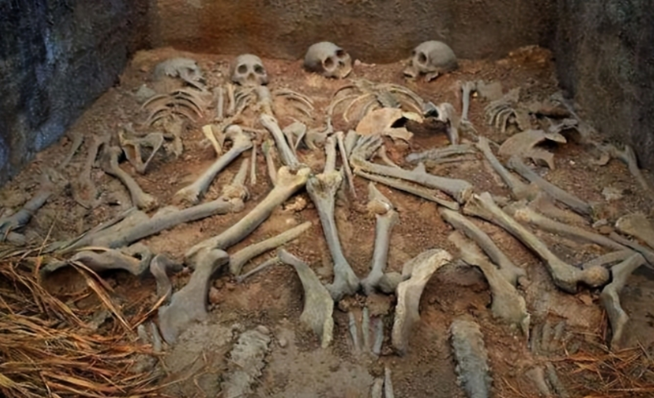 随着坟墓的出口关闭,这些宫女陷入了一场恐怖的生死较量