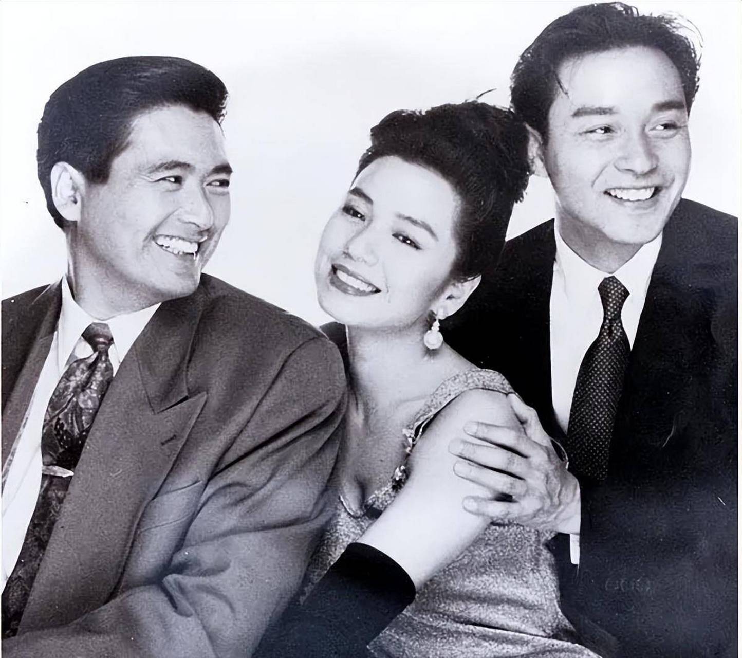 1990年,周润发,张国荣和钟楚红的合影,画面中三人都戴着墨镜,钟楚红靠