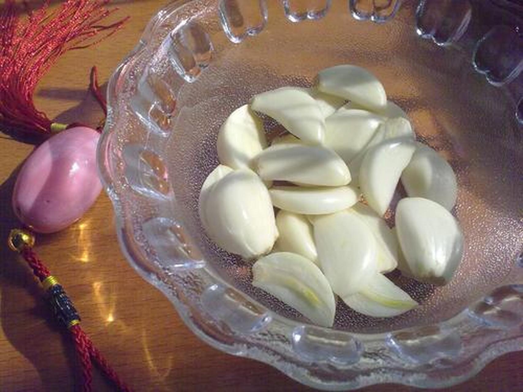 网上流传的偏方中说,把大蒜捣碎,用纱布包好,挤出蒜汁,塞在鼻孔内可以