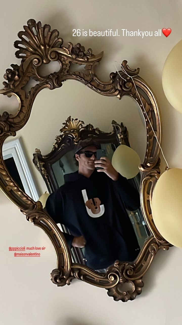 jacob elordi 迎来26岁生日,发布新自拍,收到华伦送的礼服.