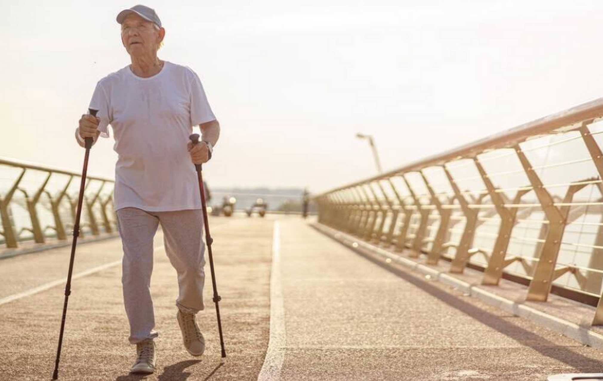 走路健身,似乎对于老人而言,是最合适的运动方式了,一方面,走路相对