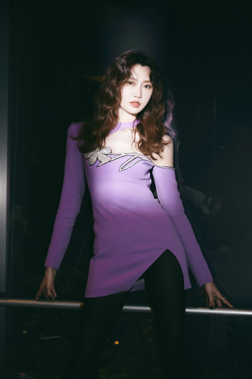 李斯羽时尚先生gentlegala元宇宙之夜活动造型:卷发红唇,紫色上衣搭配